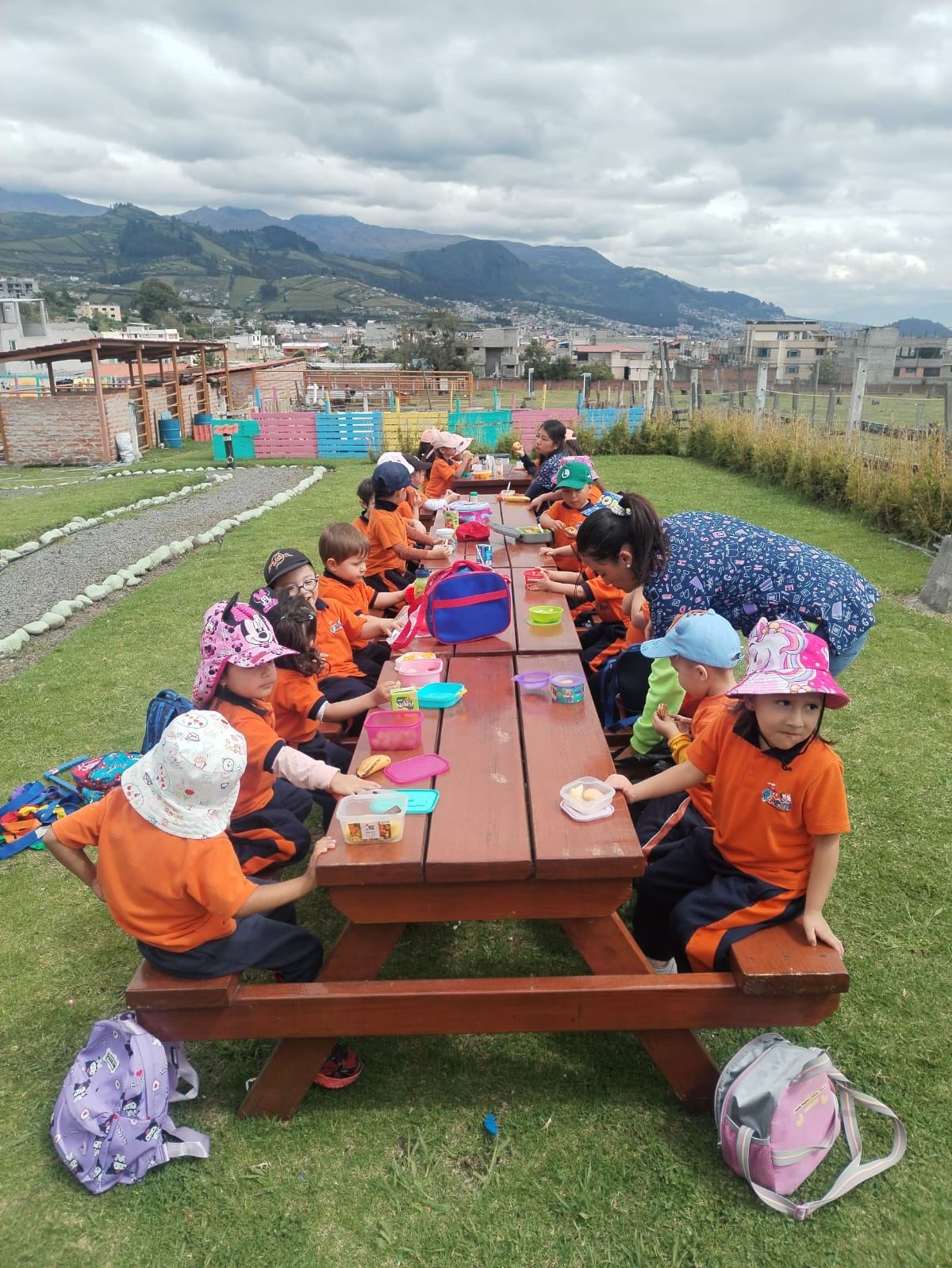 Niños merendando